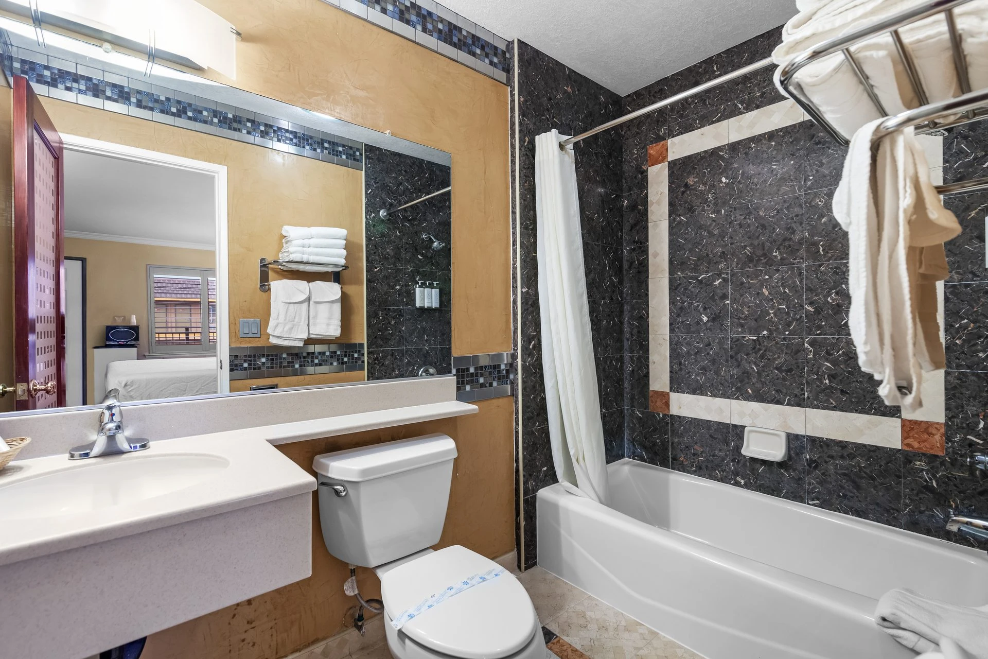 King Deluxe private en-suite bathroom details